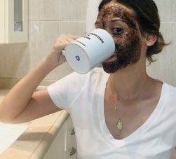 Vic da Veroo tomando café com máscara de borra de café no rosto
