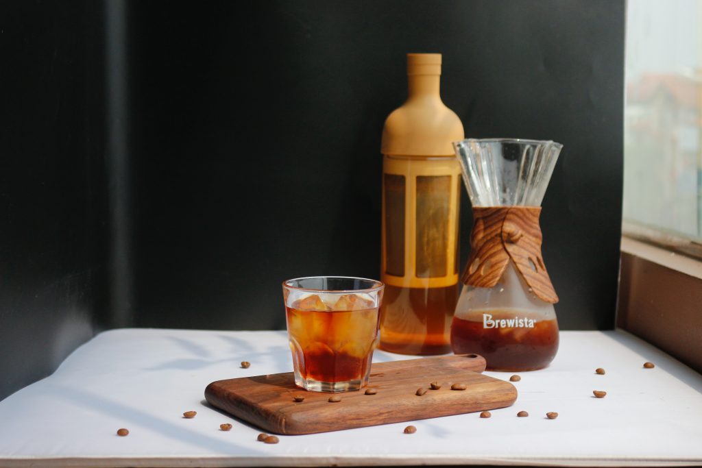 Copo com gelo e preparando um iced coffee.