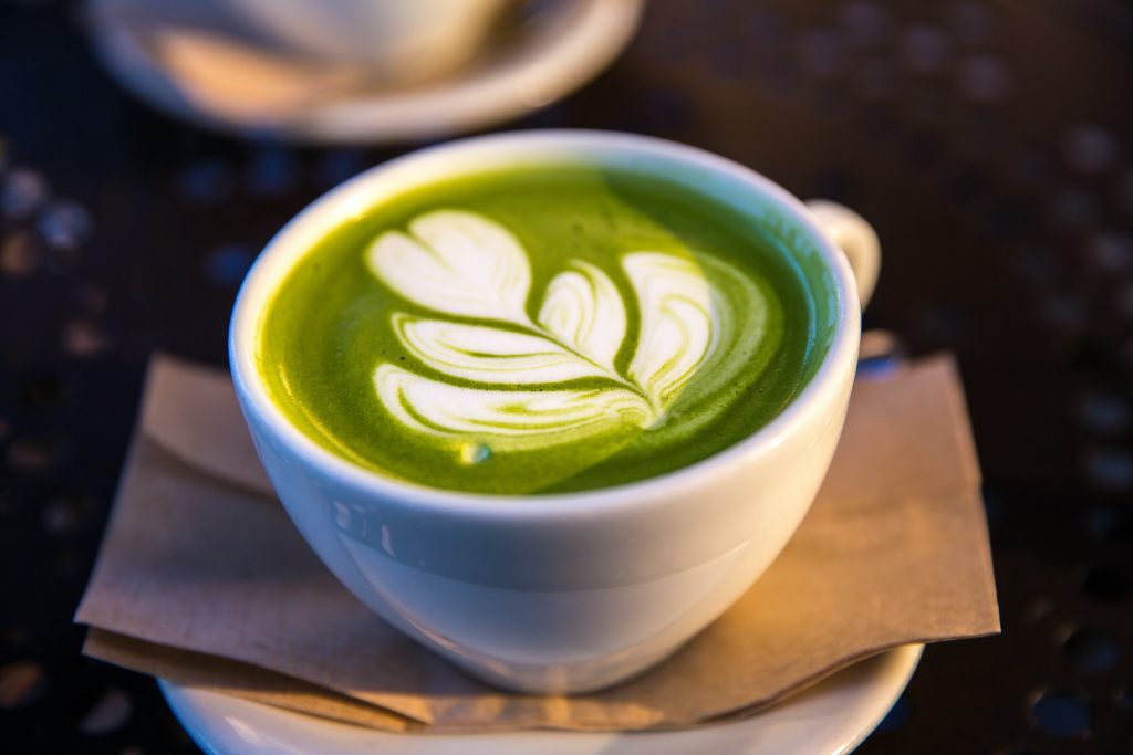 Xícara de matcha latte