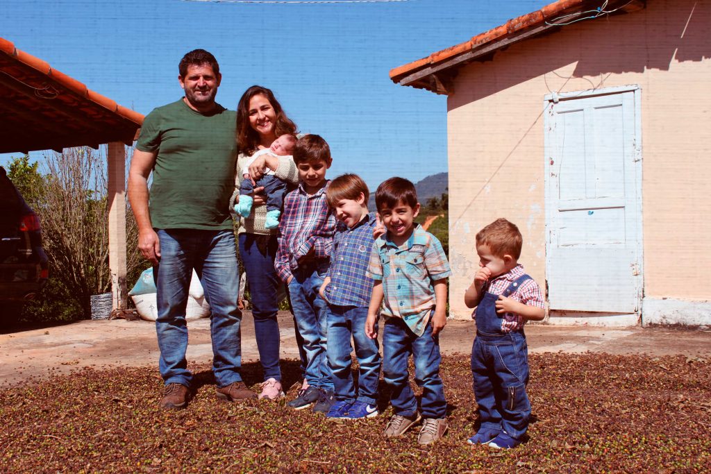 Produtor Leduardo ao lado da sua esposa Gianni, com os filhos Matias, Joaquim, Levi, Tobias e Samuel.