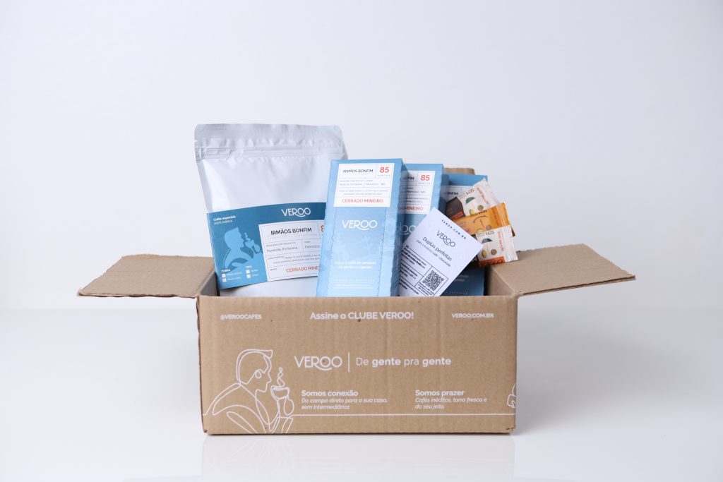 Foto da box do mês de julho da Veroo cafés, café especial, em capsulas de café e os mimos que são chocolates da Cookoa