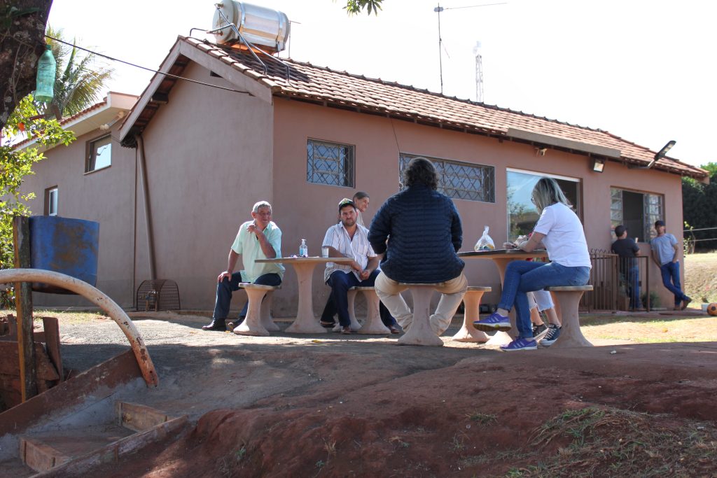 Imagem da equipe Veroo e a familia Mazzo - sentados a mesa