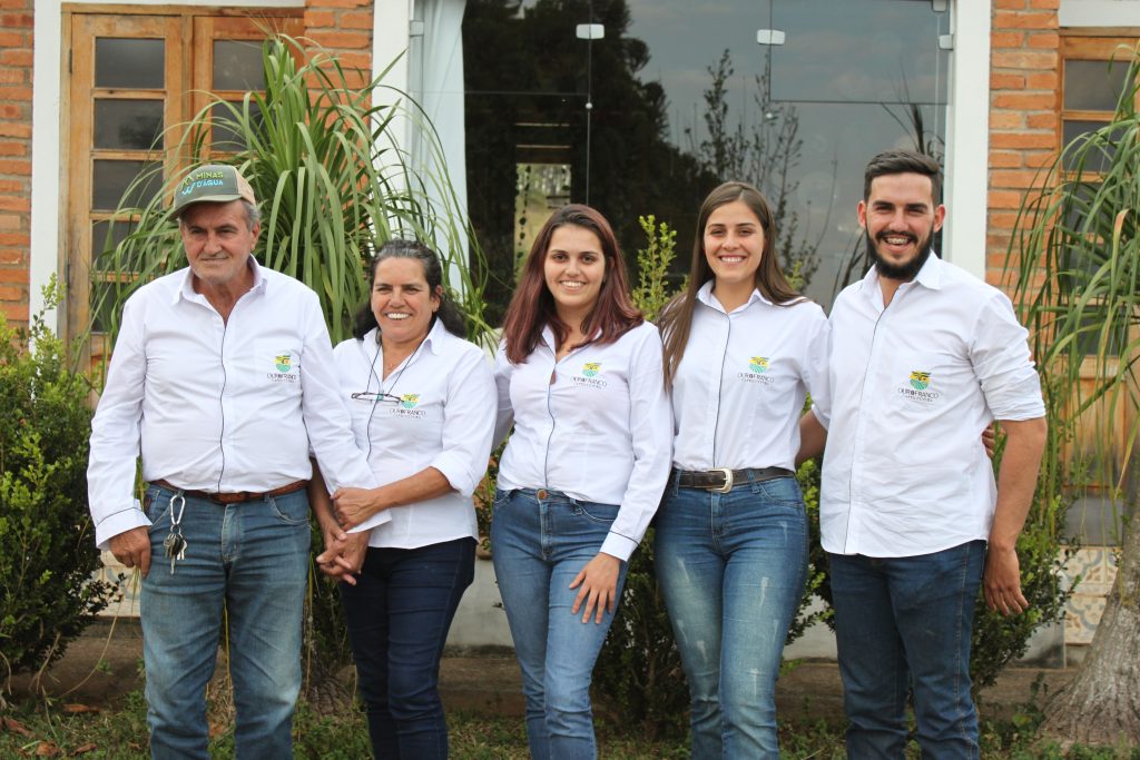 Foto da familia Rosa Franco, Seu Sinval - o pai, Dona Rachel - A mãe, Lidia - A filha, Maria Eliza- a Nora e Sinval Filho.