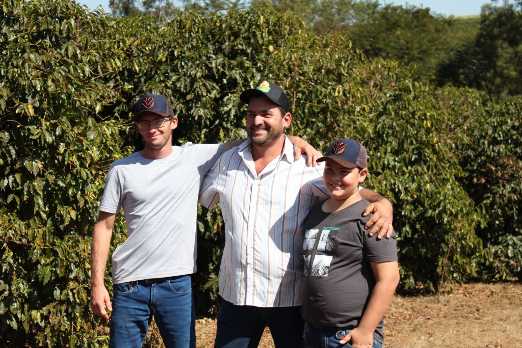 Foto de João Mazzo, produtor do mês de agosto, ao lado do irmão Marolon Alexandre e do filho Enzo.