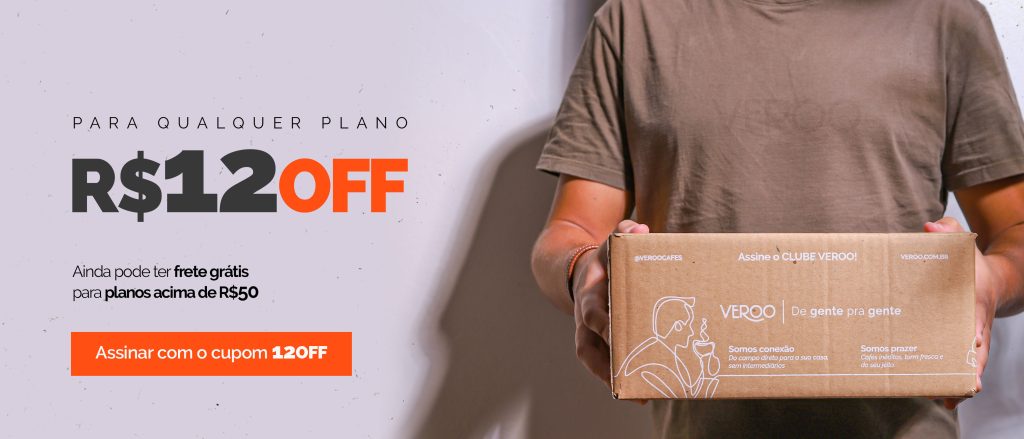 Homem segurando caixa e cupom 12OFF