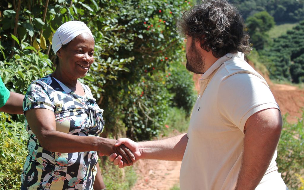 Gabriel, CEO e fundador da Veroo, junto com a mãe do Tatão, produtor de maio de 2022 da Veroo