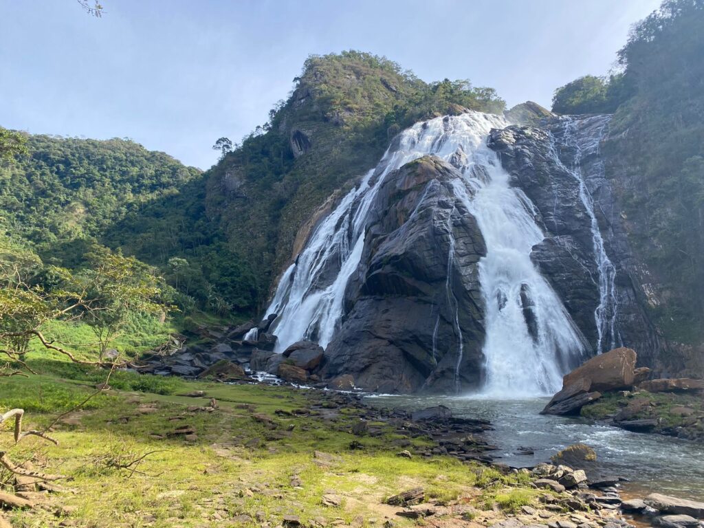 Foto da queda d'agua da fumaça, no alto caparaó