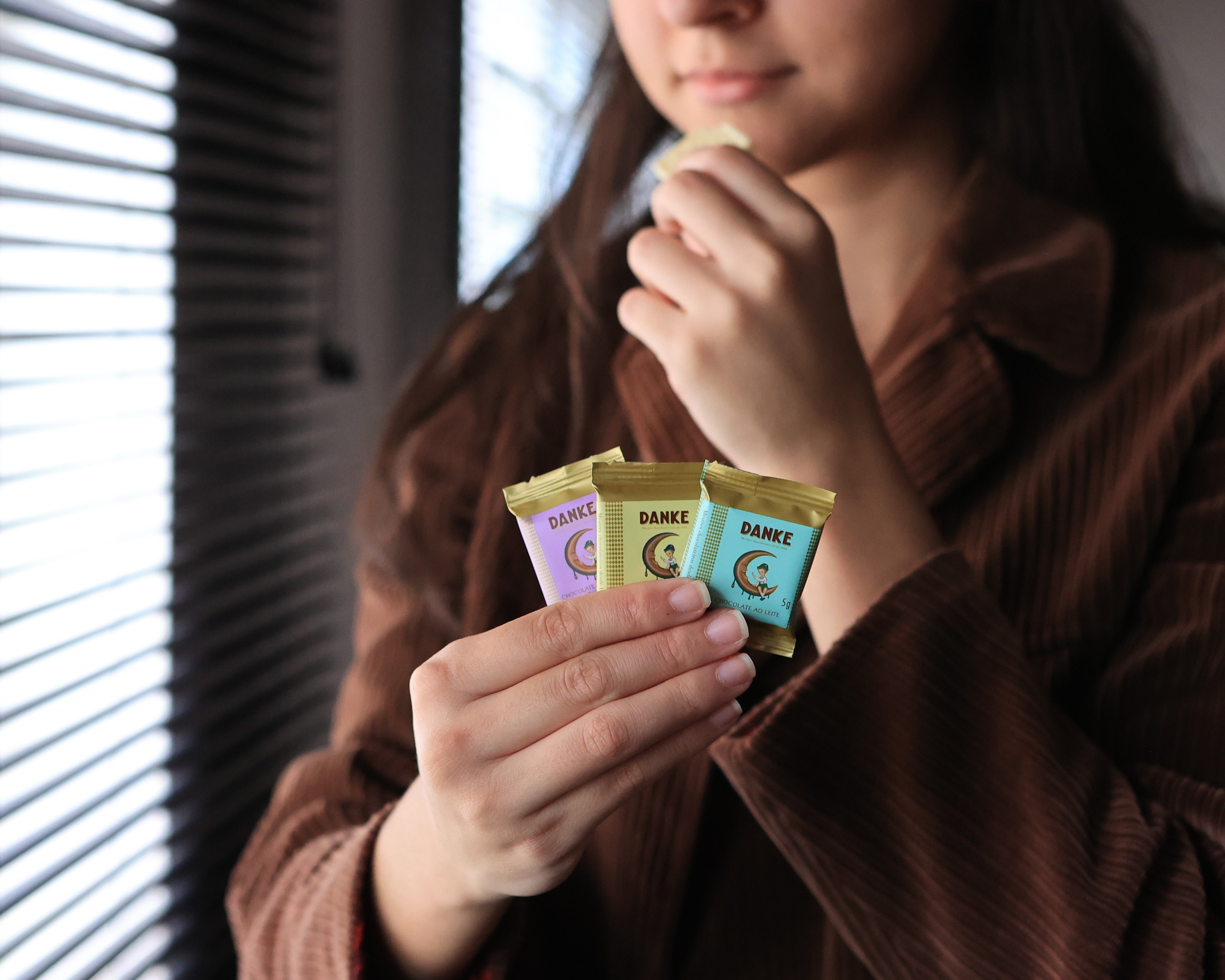 Foto de uma mulher harmonizando chocolate com café