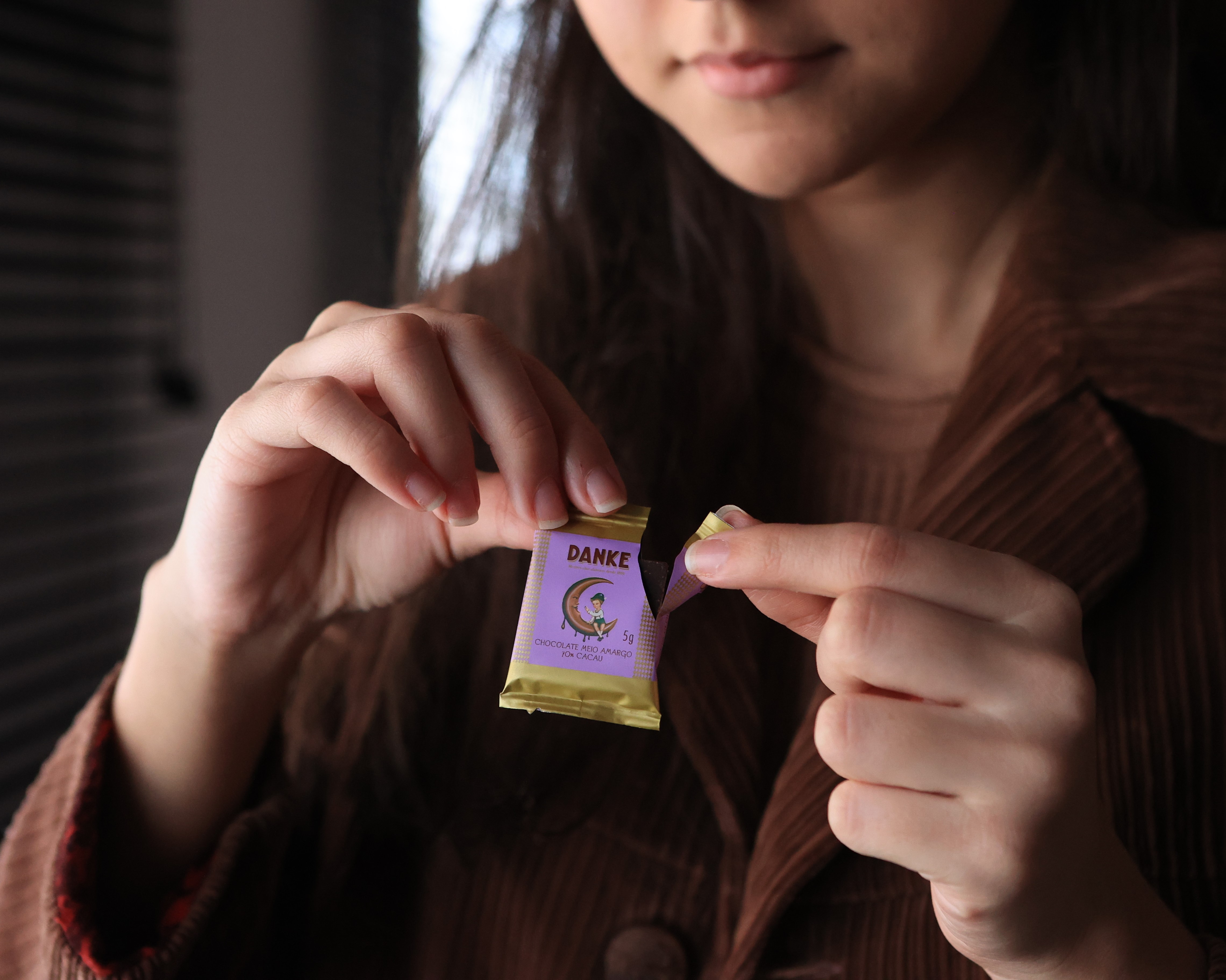 Foto de uma mulher harmonizando chocolate com café