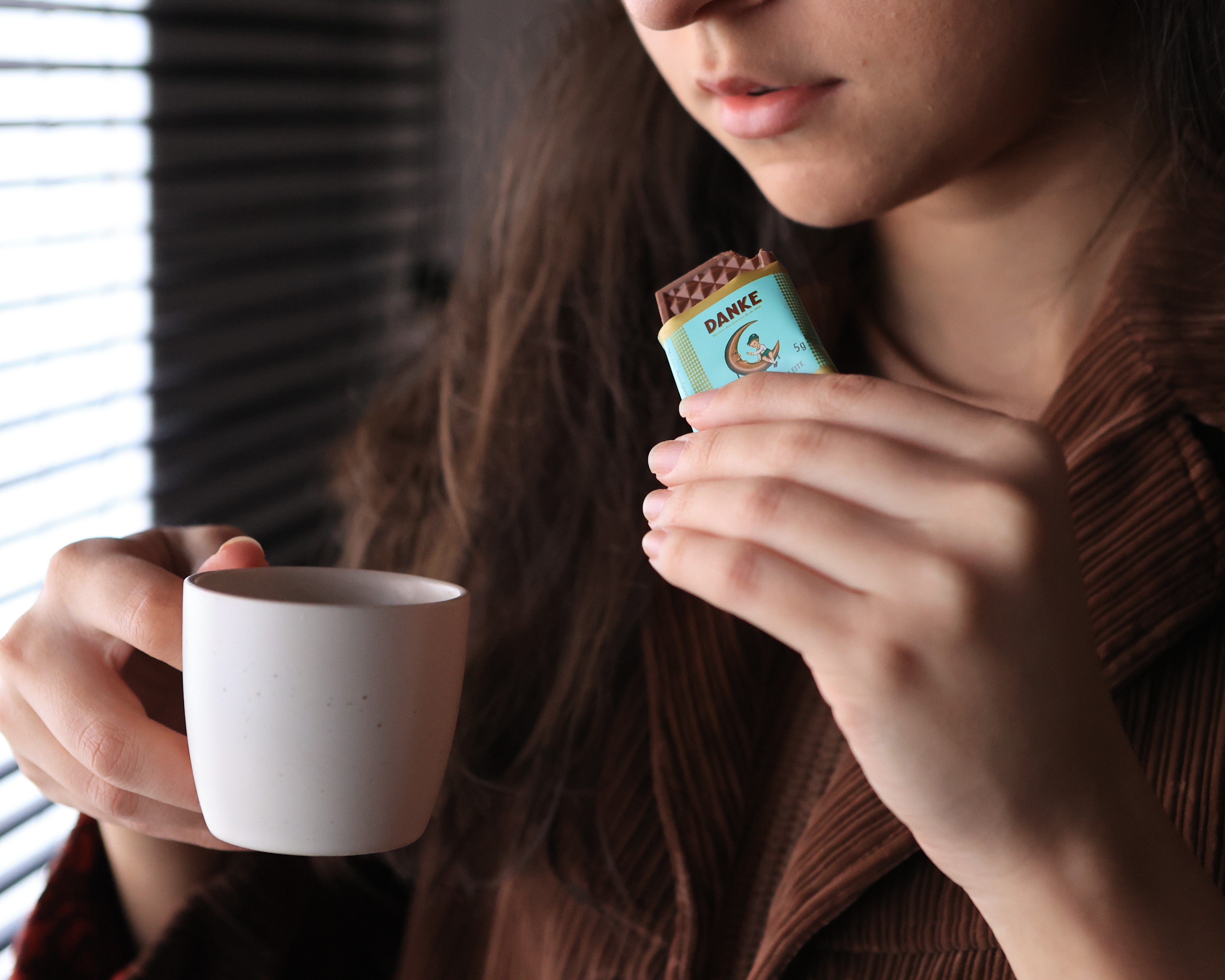 Foto de uma mulher harmonizando chocolate com café