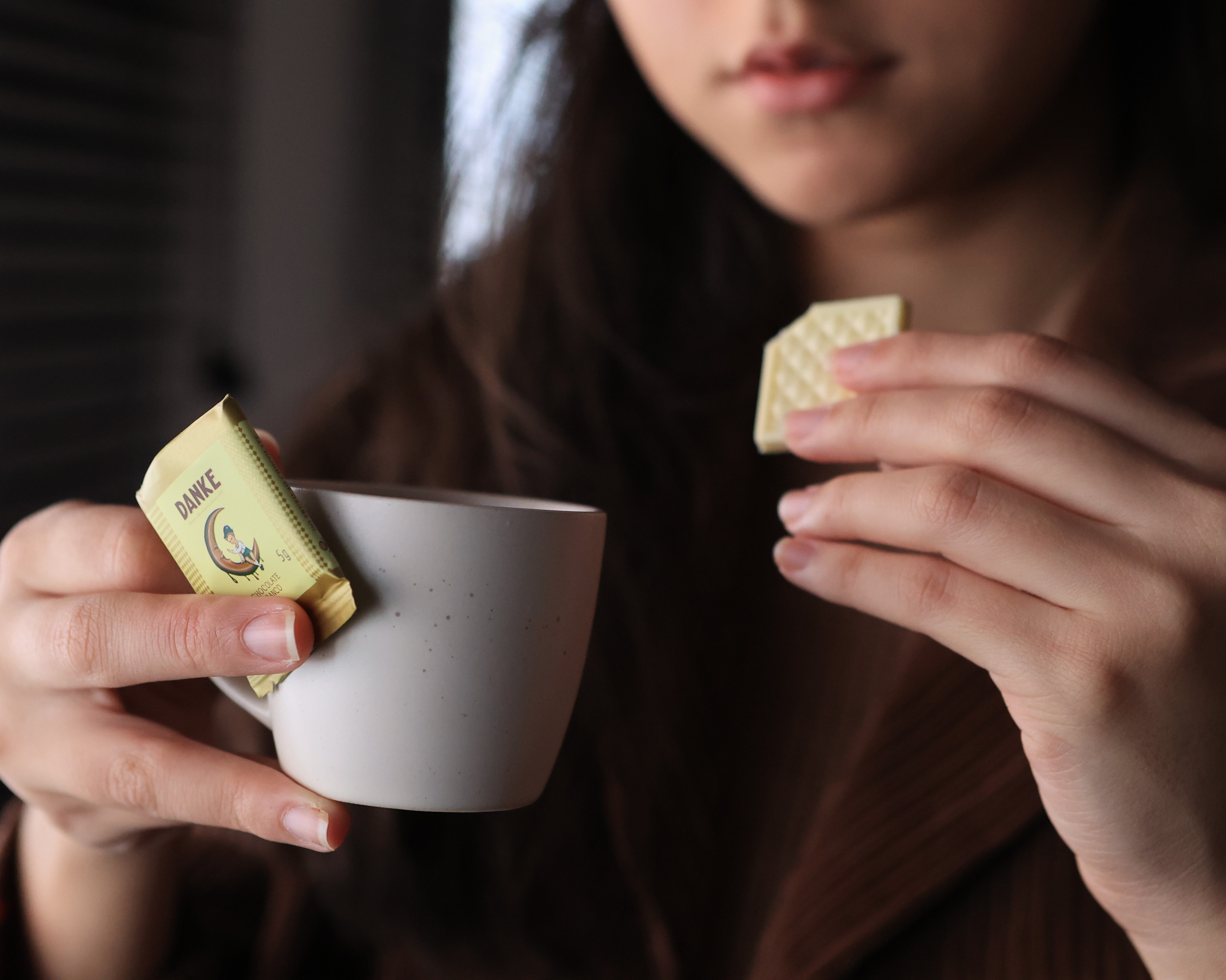 Foto de uma mulher harmonizando chocolate com café