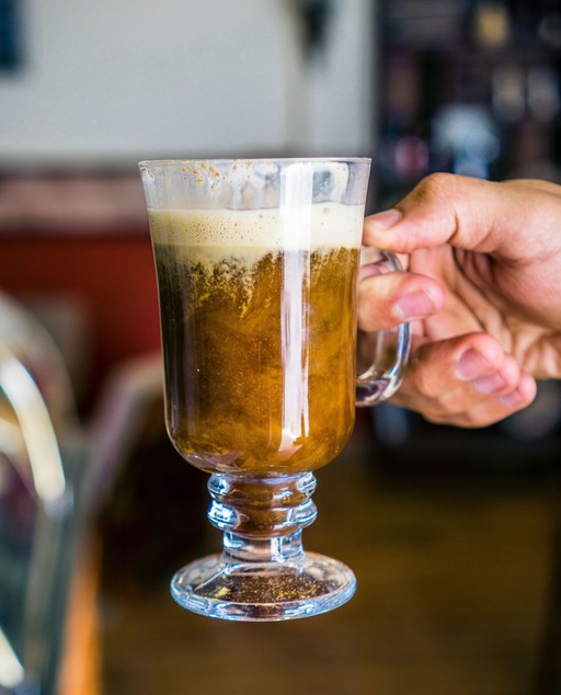 Foto de uma caneca com o drink Irish Coffee feito com wisky e café especial 