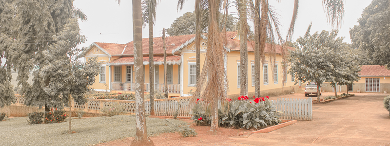 Foto da fachada da fazenda Cubatão, com a fachada amarela 