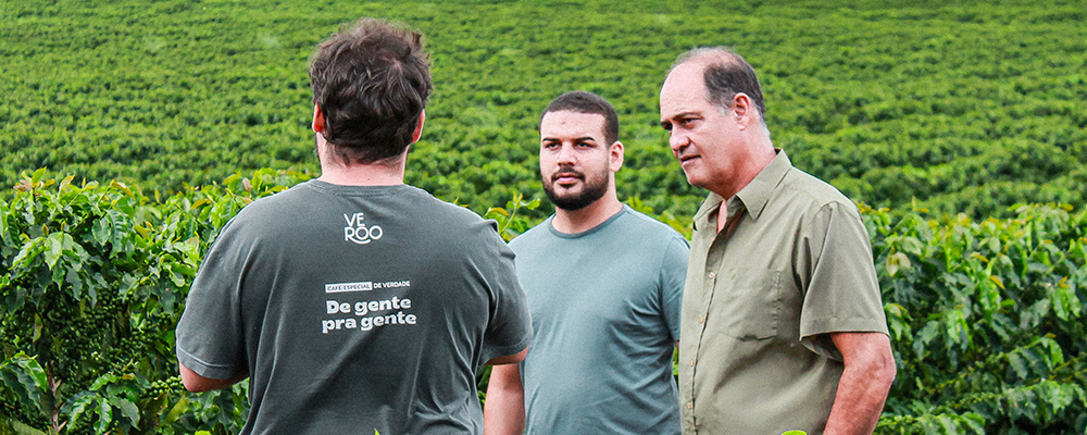 Seu Damásio e o filho Felipe mostrando o Sítio Santa Maria ao Gabriel, fundador da Veroo