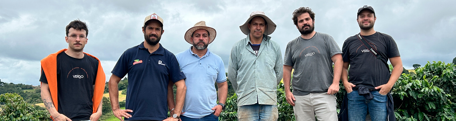 Equipe veroo cafés junto da cooperativa coanop